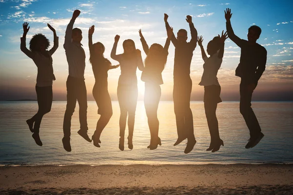 Persone che saltano sulla spiaggia — Foto Stock