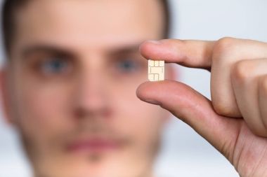 Adam Holding SIM kart