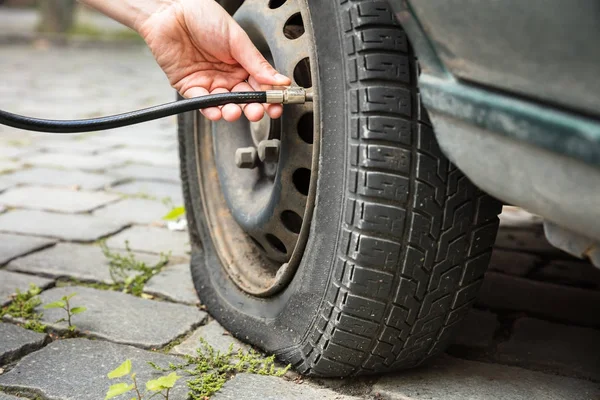 Mesure de la pression des pneus de voiture — Photo
