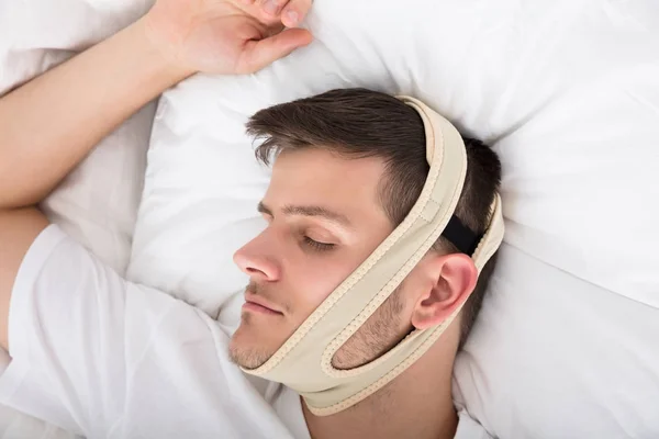 Mann schläft mit Kinnriemen — Stockfoto