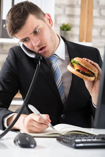 Negocios Comer hamburguesa —  Fotos de Stock