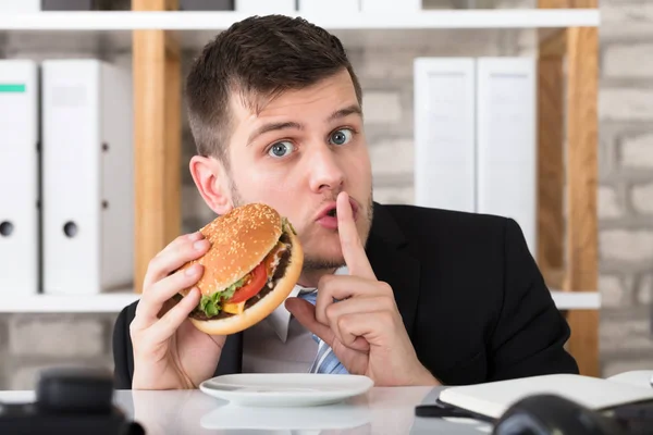 Negócios comer hambúrguer — Fotografia de Stock