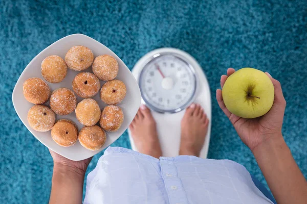 Osoba, která drží desku souborů cookie — Stock fotografie