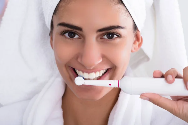 Woman Brushing Teeth — Stock Photo, Image