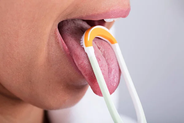 Kvinna rengöring av tungan — Stockfoto