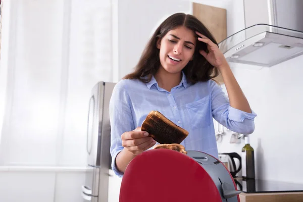 Mujer sosteniendo tostadas — Foto de Stock