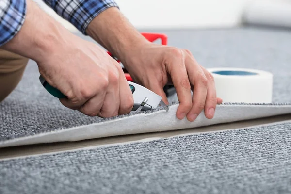 Carpenter Laying Carpet — Stock Photo, Image