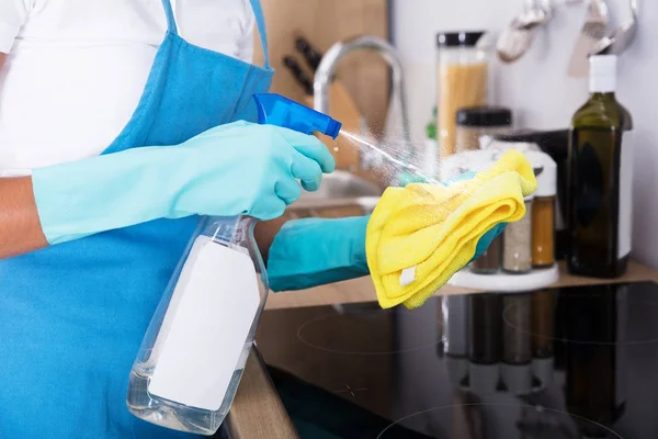 Janitor mani spruzzando sul panno — Foto Stock