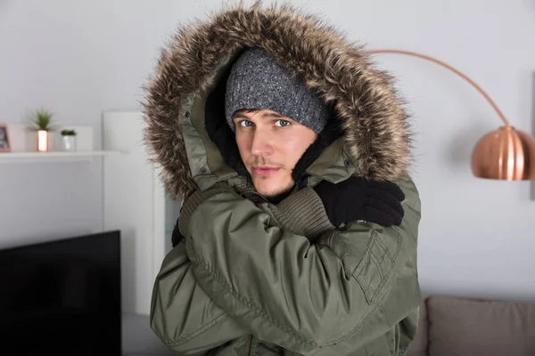 Чоловік з теплим одягом — стокове фото