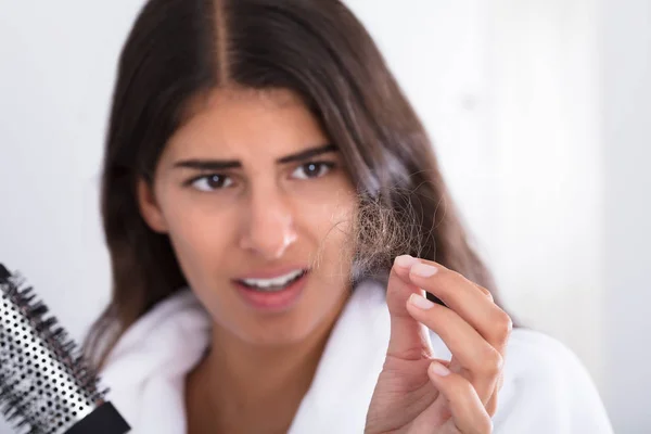 Woman Holding Comb — Stock Photo, Image