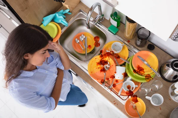 Woman Looking At Utensils — Stock Photo, Image