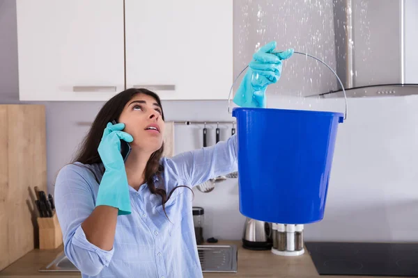 Frau ruft Klempner an — Stockfoto