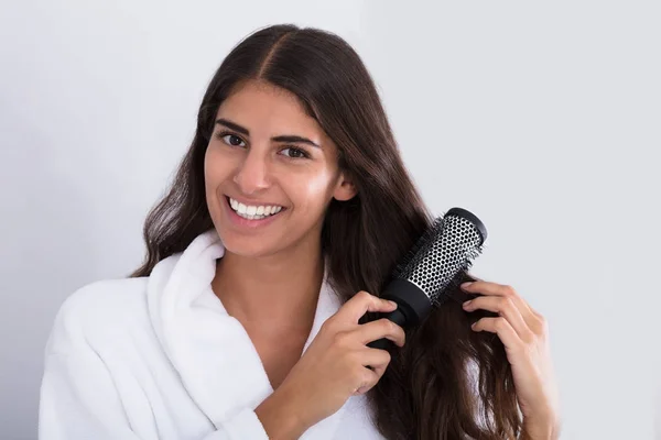 Donna felice pettinando i capelli — Foto Stock