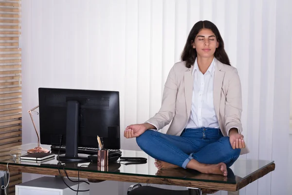 Trabajadora Meditando —  Fotos de Stock