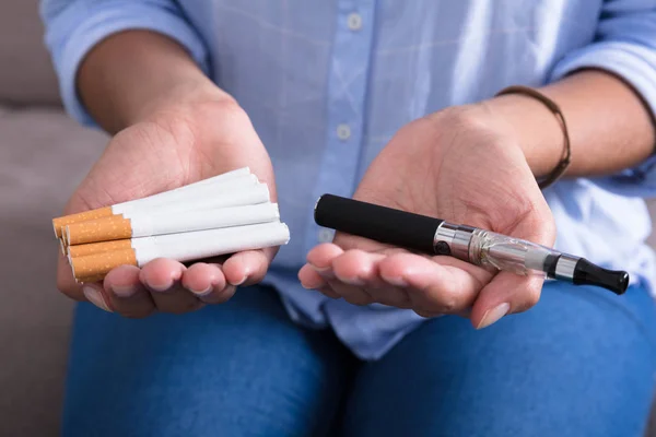 Mujer sosteniendo cigarrillo electrónico — Foto de Stock