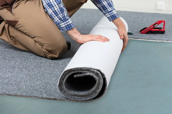 Carpenter Laying Carpet — Stock Photo, Image