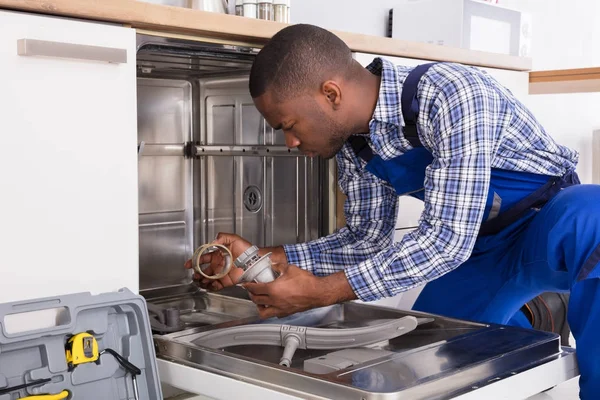 Tamirci bulaşık makinesi tamiri — Stok fotoğraf