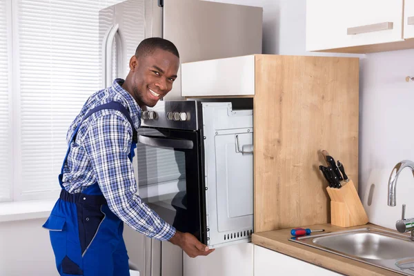 Technician Installing Oven — Stock Photo, Image