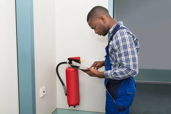 Feuerlöscher professionell prüfen — Stockfoto