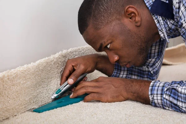 Artesano de montaje de la alfombra — Foto de Stock