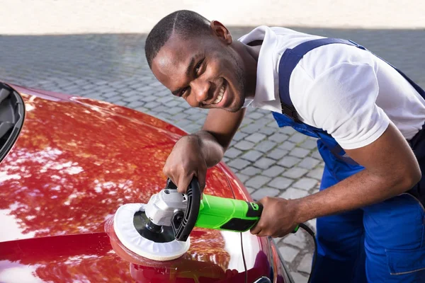 Homem polimento carro — Fotografia de Stock