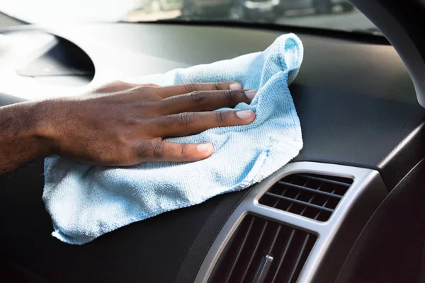 Manos limpieza interior del coche — Foto de Stock