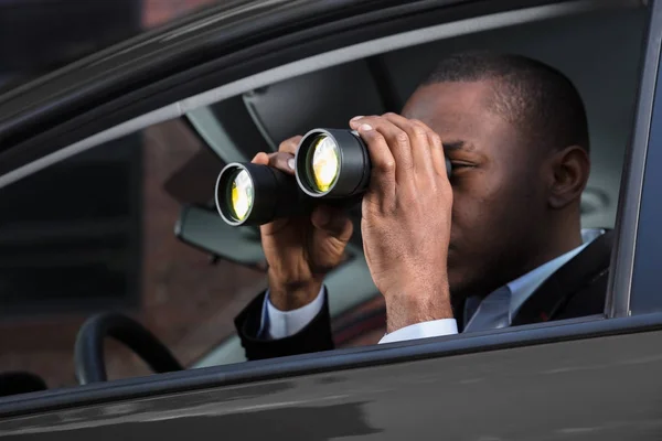 Homme regardant à travers binoculaire — Photo