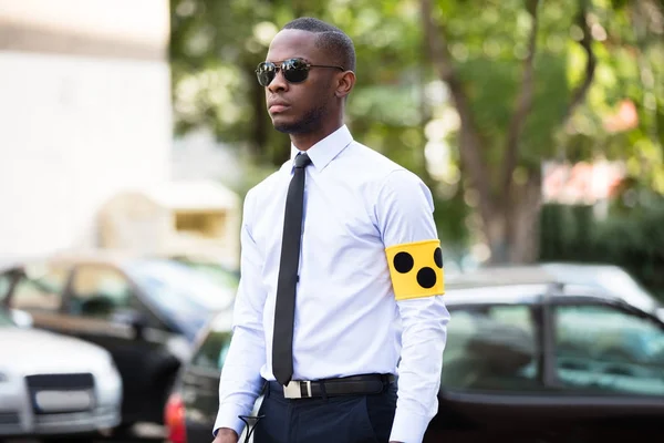 Hombre ciego usando banda de brazo — Foto de Stock