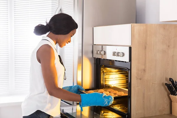 Woman Taking Out Tray — Stock Photo, Image