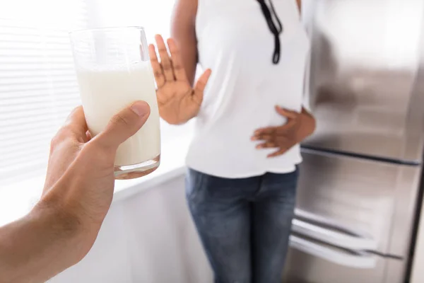Жінка відкидає скло молока — стокове фото
