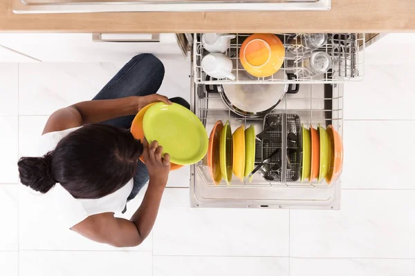 Woman Arranging Plates — Stock Photo, Image