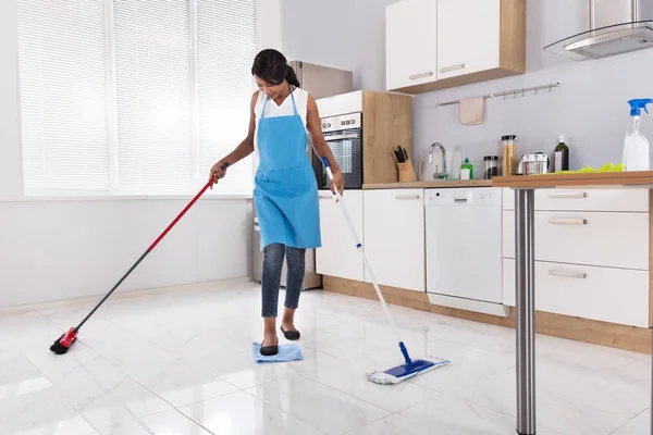 Dona de casa fazendo trabalho doméstico — Fotografia de Stock