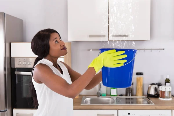 Mujer sosteniendo cubo — Foto de Stock