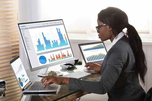 Businesswoman Looking At Graphs — Stock Photo, Image