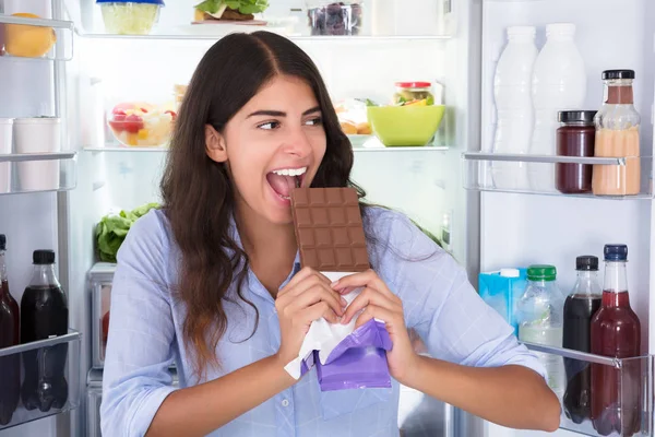 Ung kvinna njuter av choklad — Stockfoto
