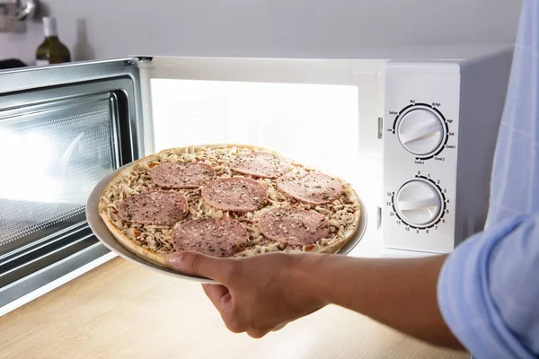 Pizza de Salami para Hornear a Mano de Persona —  Fotos de Stock