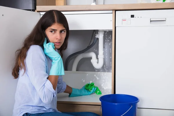 Frau mit Serviette — Stockfoto