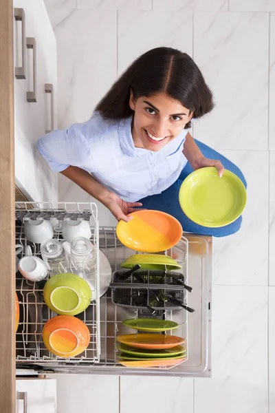 Kadın tabak bulaşık düzenlenmesi