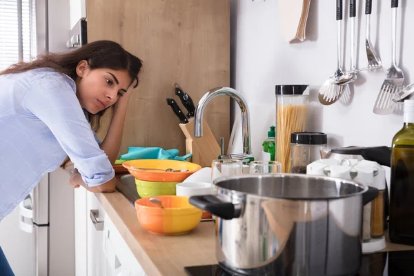 Жінка, стоячи біля кухонних раковині — стокове фото
