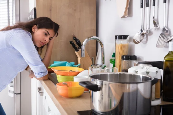 Mujer de pie cerca de fregadero de cocina — Foto de Stock