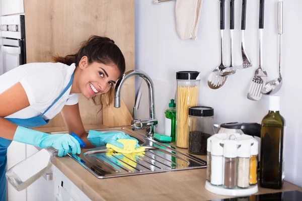 Mulher limpeza pia da cozinha — Fotografia de Stock