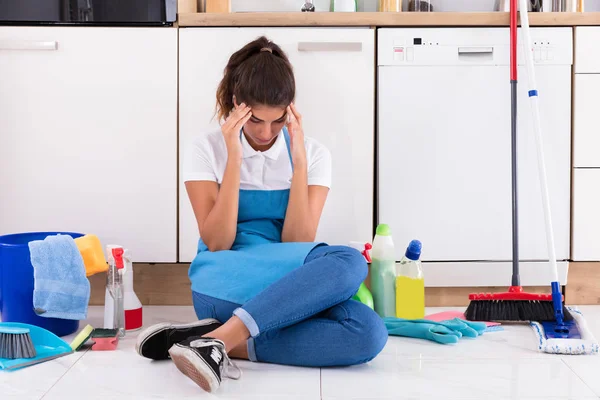 Жінка сидить на кухні підлога — стокове фото