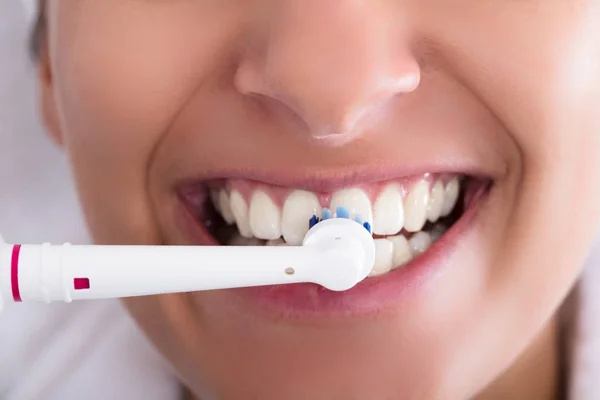 Woman Brushing Teeth — Stock Photo, Image