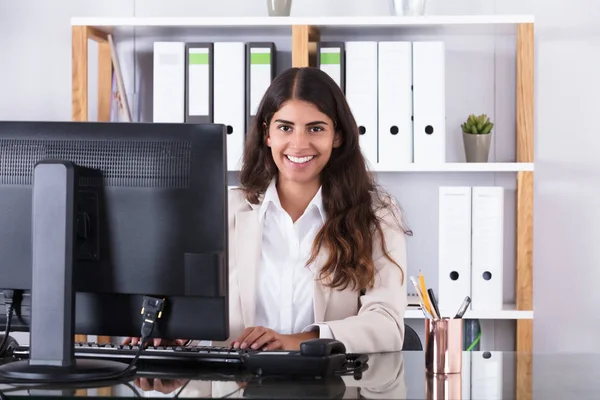 Geschäftsfrau tippt auf Tastatur — Stockfoto