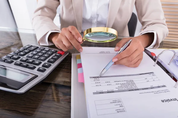 Jonge zakenvrouw onderzoeken factuur — Stockfoto