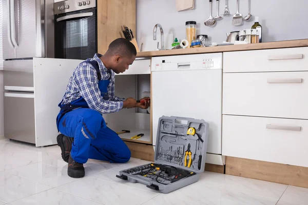 Male Plumber Fixing Sink Pipe — Stock Photo, Image