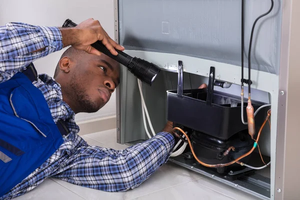 Serviceman Working On Fridge — Stock Photo, Image