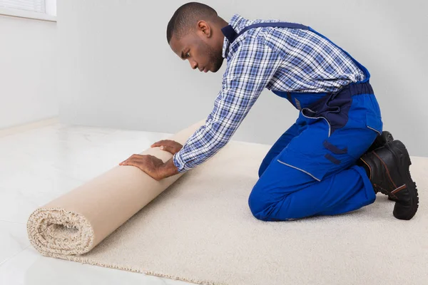 Craftsman Fitting Carpet — Stock Photo, Image