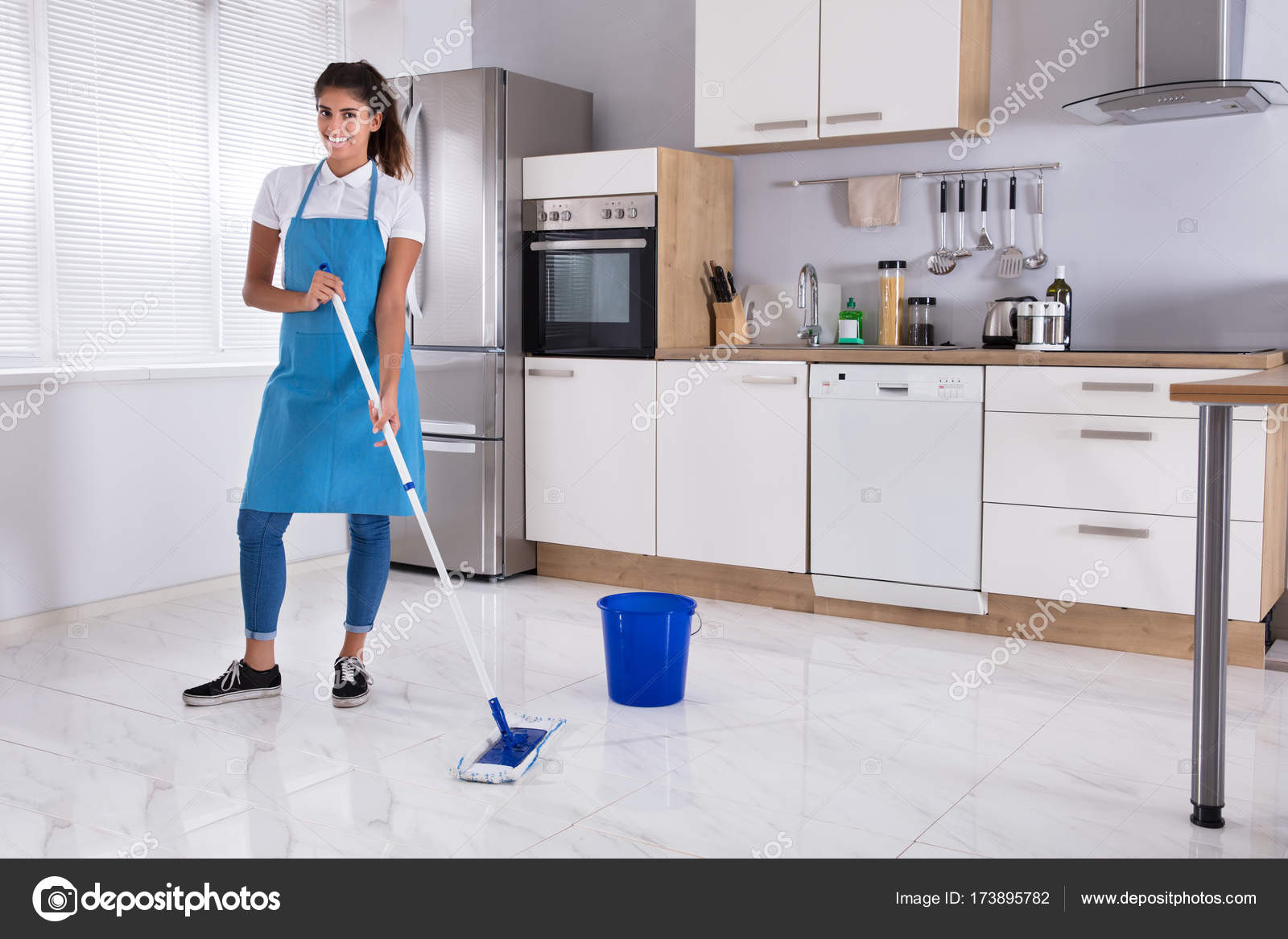 Женщина со шваброй. К чему снится мыть полы руками. Швабра для мытья пола. Мытье полов. Вымыть пол.