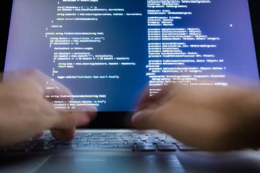 Bilgisayar kullanan bilgisayar korsanı